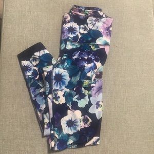 Beautiful Old Navy cropped workout leggings.